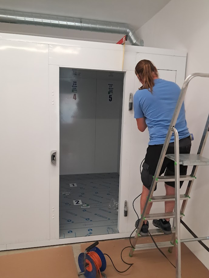 proříznutí panelu boxu pro chldicí jednotku